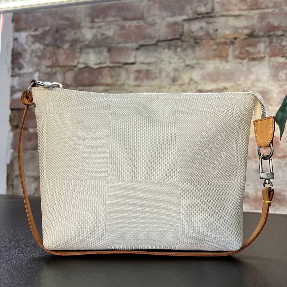 Louis Vuitton Damier Geant Americas Cup Pochette
Accessories Bag White (RARE)
